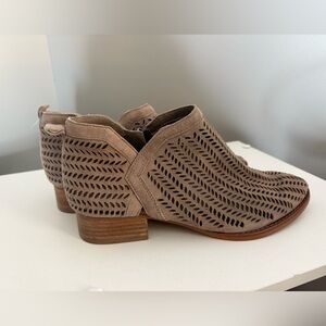 VINCE CAMUTO Women's Tan Ankle Boots